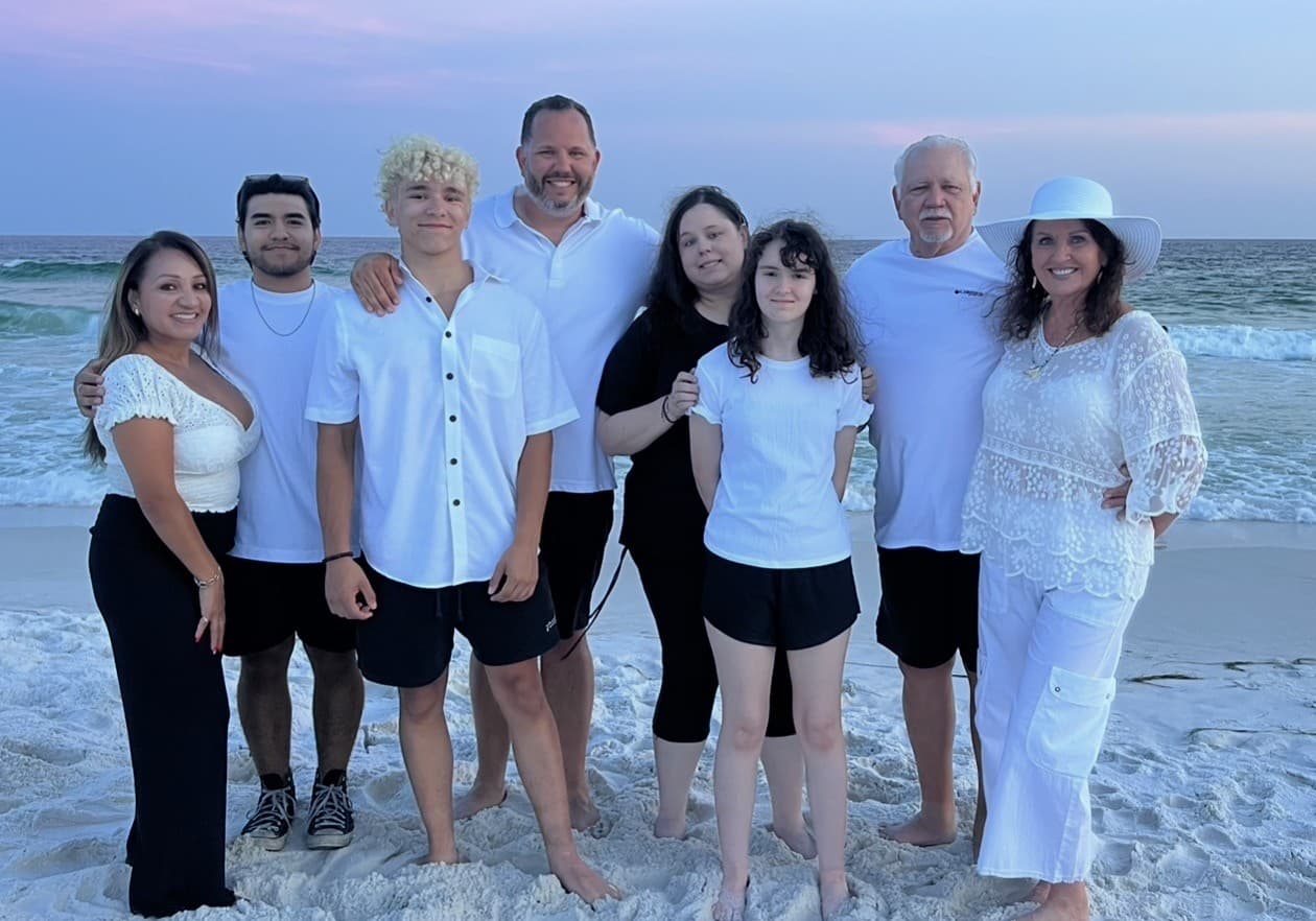 Extended family photo on the beach